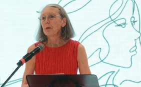 Anne Carson durante su lectura de poesía en Monterrey en 2023. (Cortesía: UDEM)