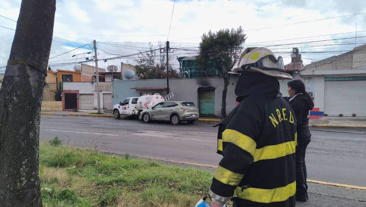 Una camioneta chocó por detrás contra una pipa de gas en la Toluca-Zitácuaro y provocó una fuga que ya fue controlada. | Foto:
