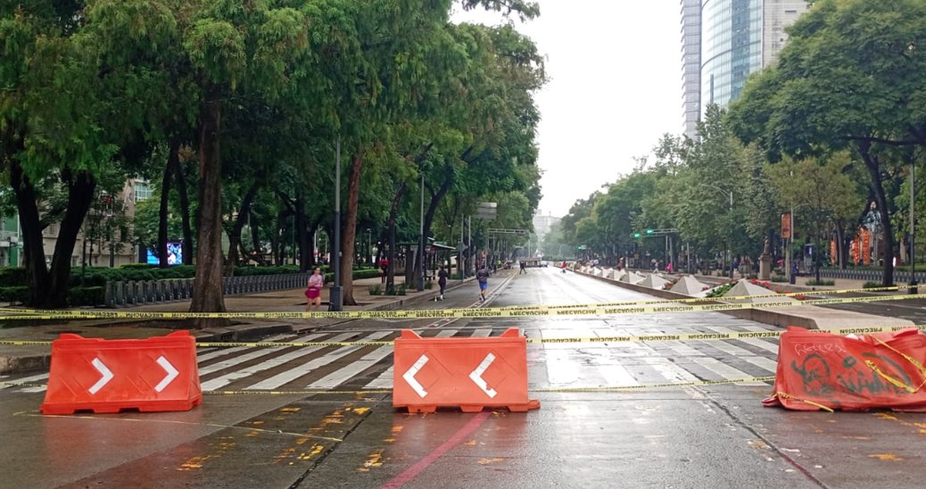 Continúa el cierre vial en ambos sentidos de Paseo de la Reforma. | SSC