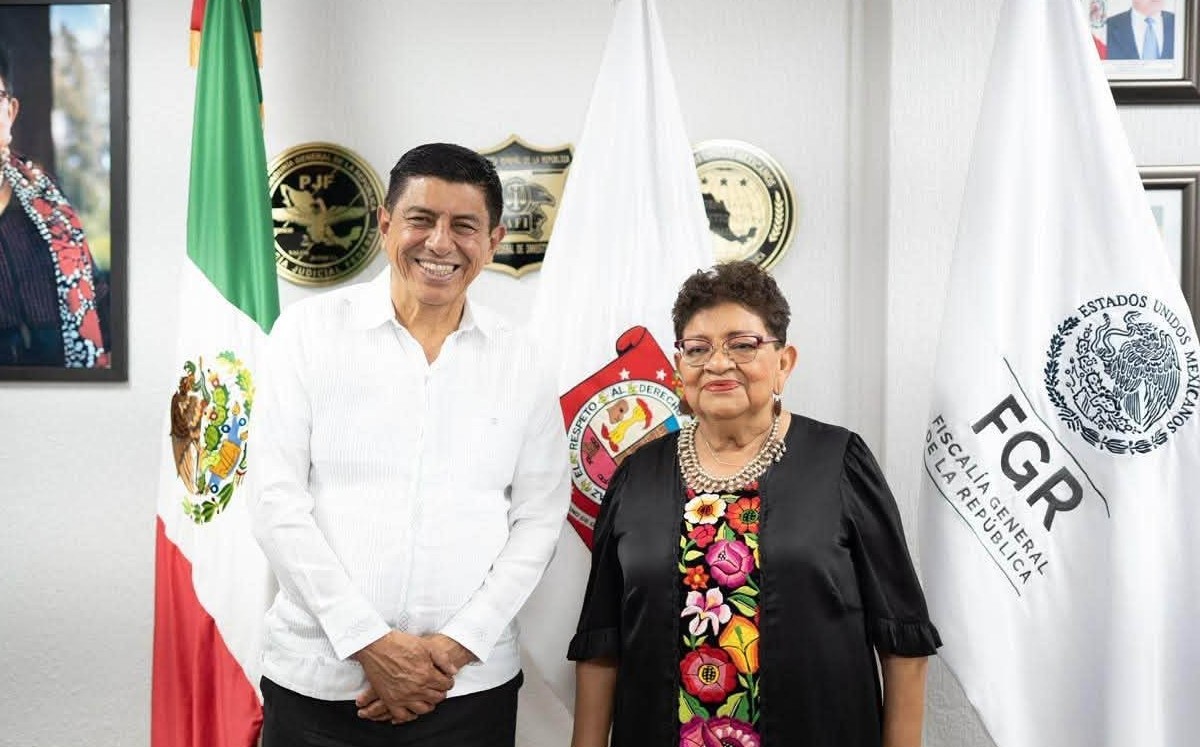 El gobernador de Oaxaca, Salomón Jara, durante su encuentro con la Fiscal Ernestina Godoy. | Especial