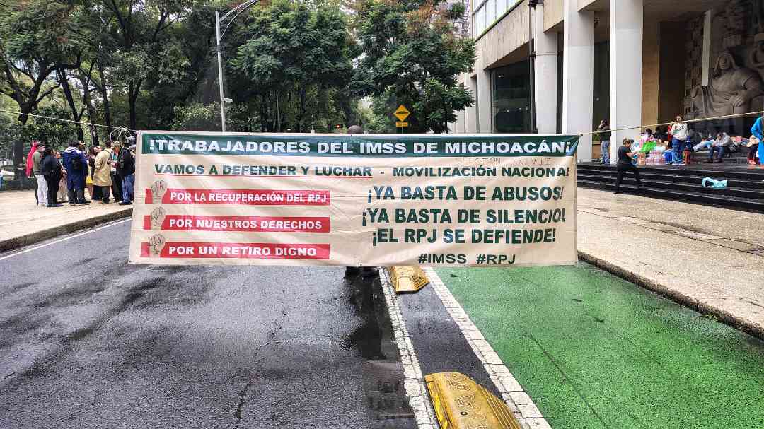 Persiste bloqueo en Paseo de la Reforma por trabajadores del IMSS: Metrobús de CdMx con afectaciones