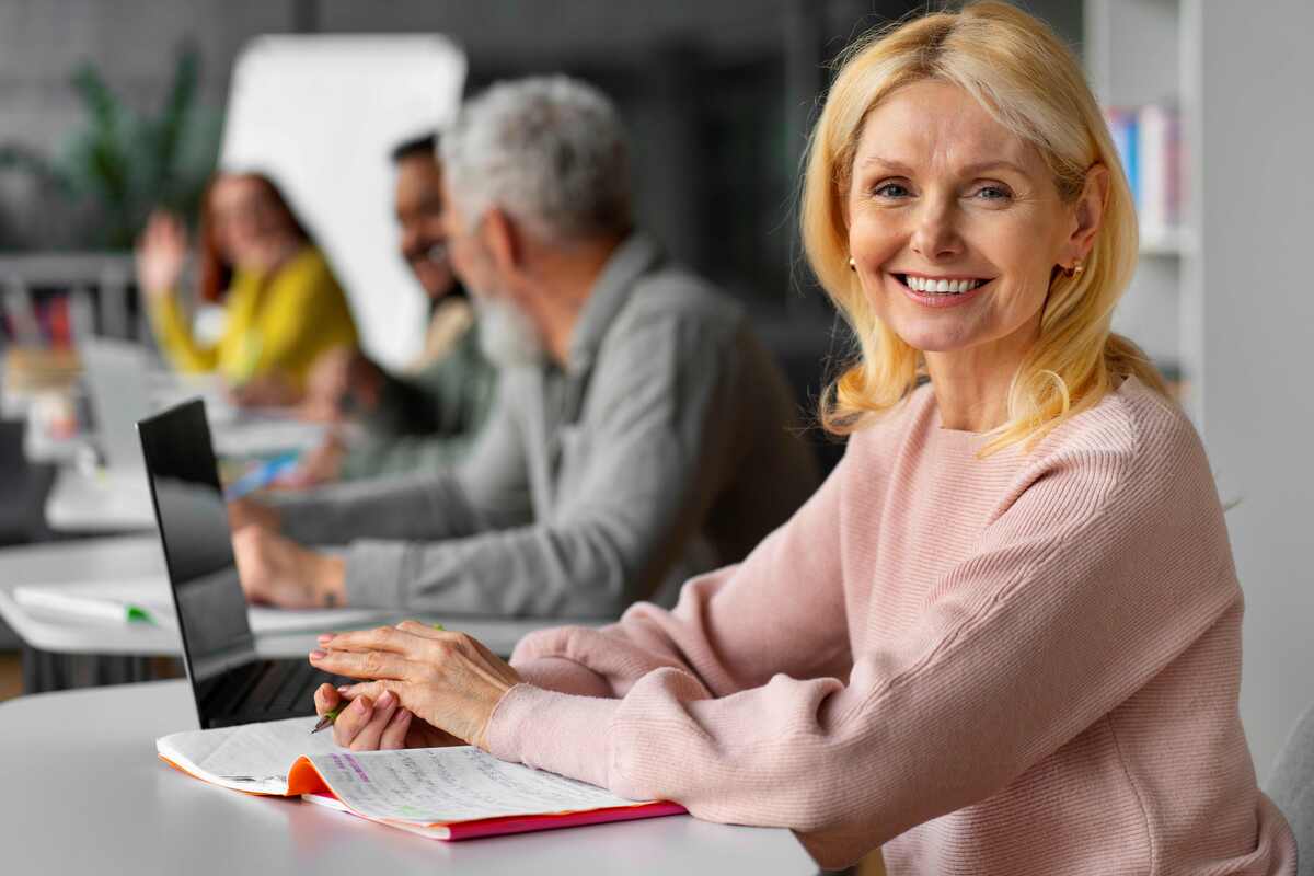 Las personas mayores de 50 años enfrentan barreras para acceder a oportunidades laborales. | Foto: magnific