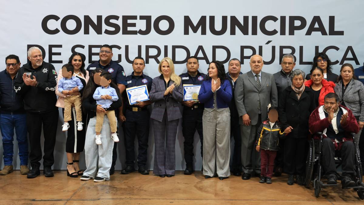 La presea distinguió a elementos del Cuerpo de Bomberos por su desempeño y compromiso durante el último año. | Foto: Especial