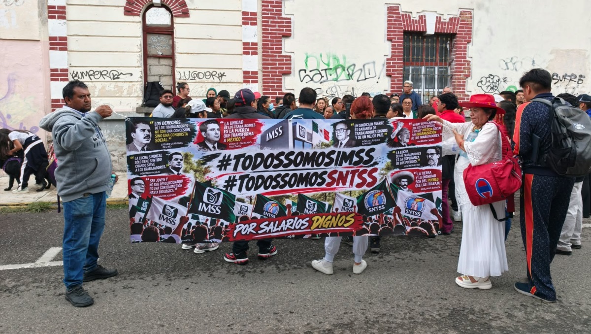 Trabajadores del IMSS se manifiestan en Puebla: advierten posible paro | EsImagen