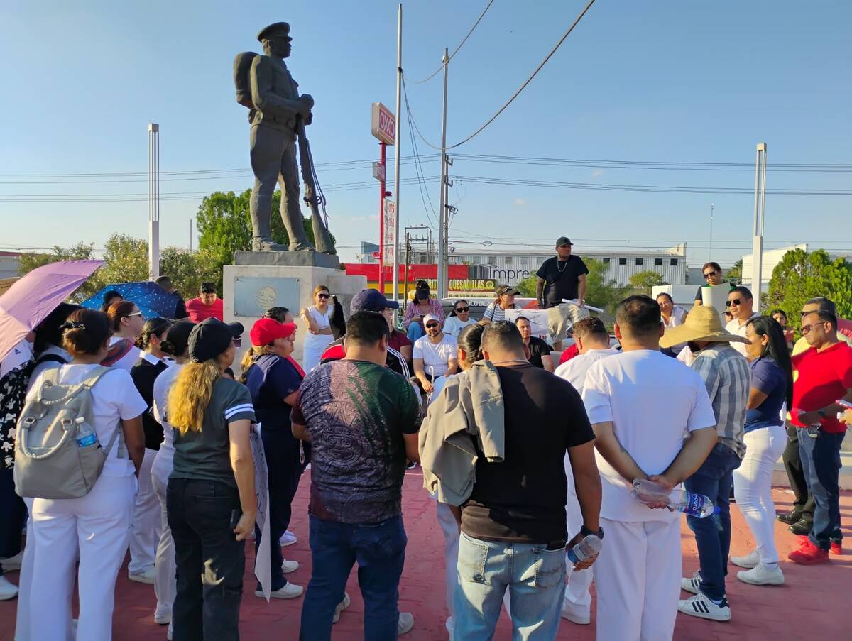 Trabajadores del IMSS realizan bloqueos en La Laguna. (Alejando Castañeda)