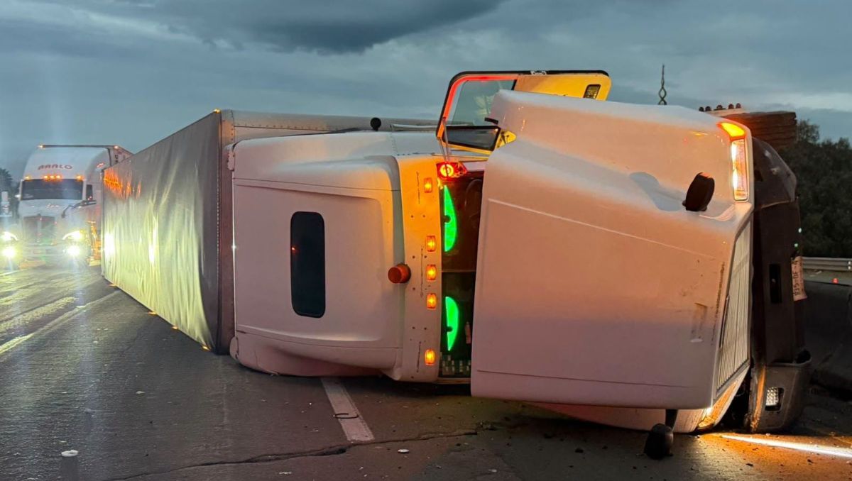 Tráiler volcado sobre carretera León-Irapuato | Cuerpo de Bomberos de Silao
