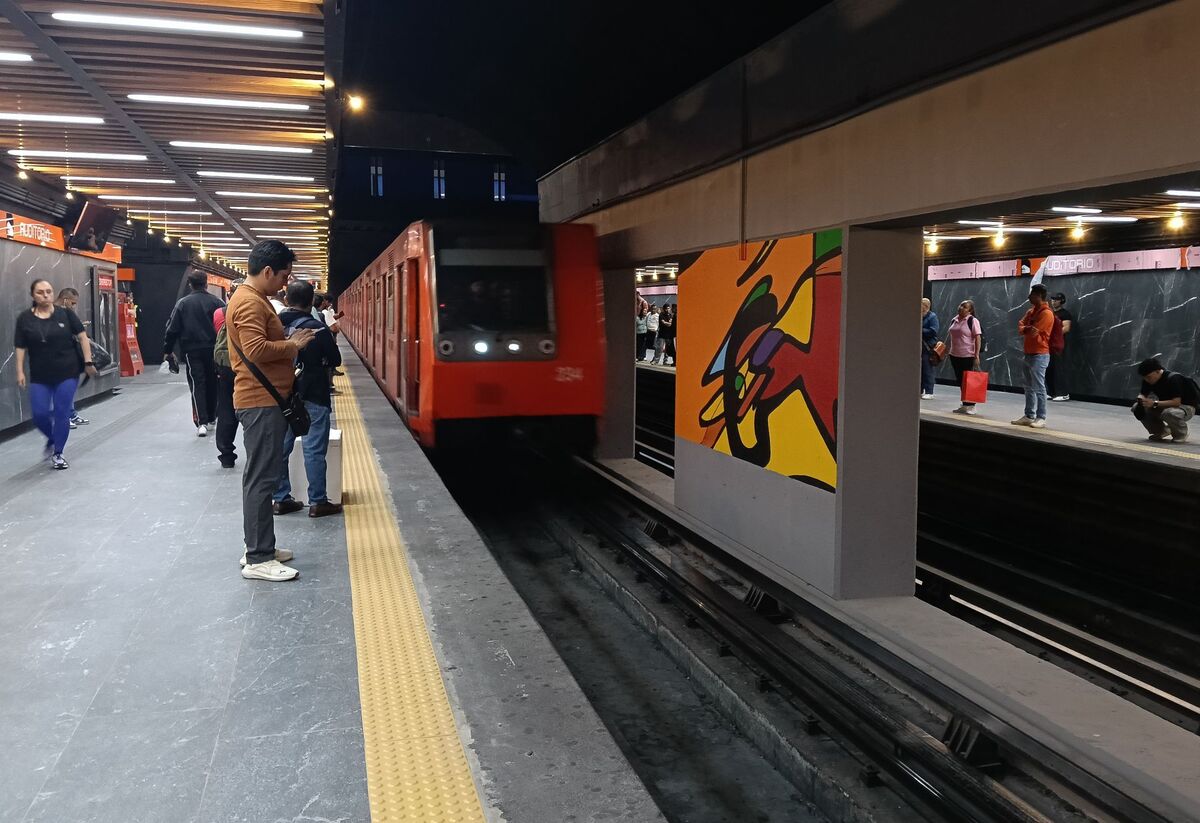 En apoyo a la salud mental de los usuarios, el Metro de la CdMx implementó el programa Salvemos Vidas. | Foto: Cuartoscuro