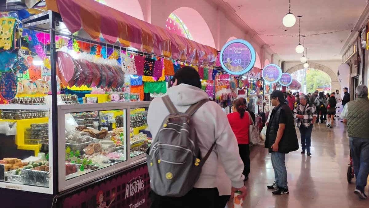 Azúcar, turrón, amaranto, chocolate y frutas cristalizadas endulzan los portales de Toluca. | Foto: Alondra Ávila