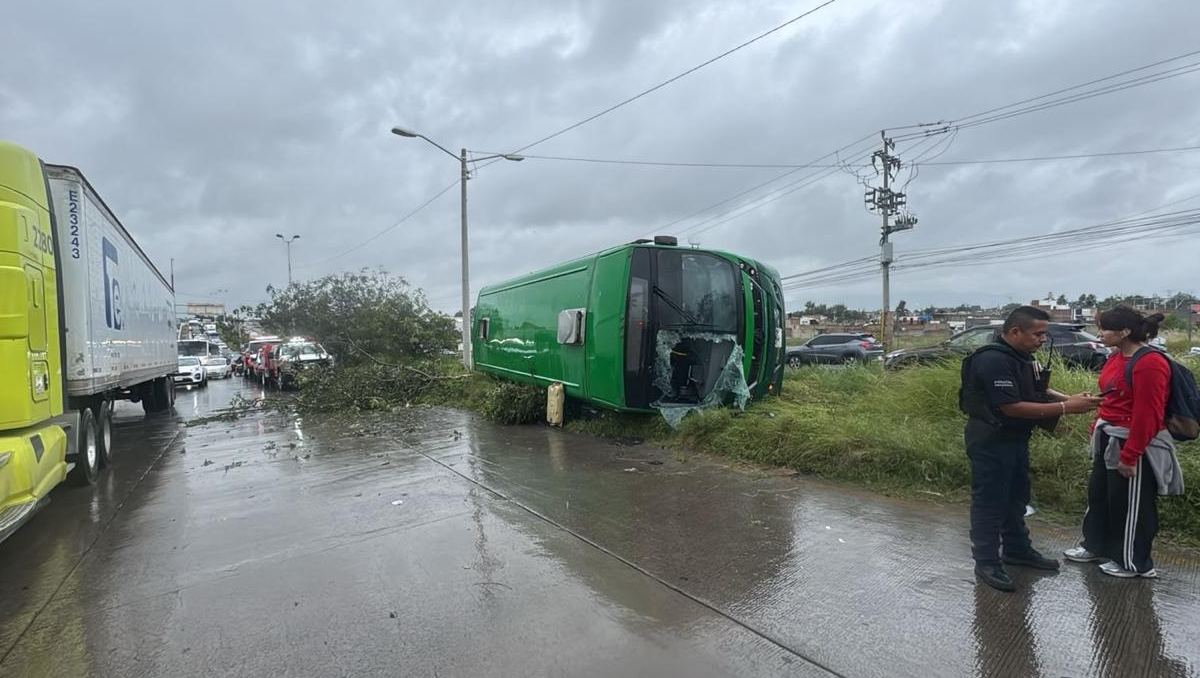 El camión derrapó y al perder el control, sufrió la volcadura. (Cortesía)
