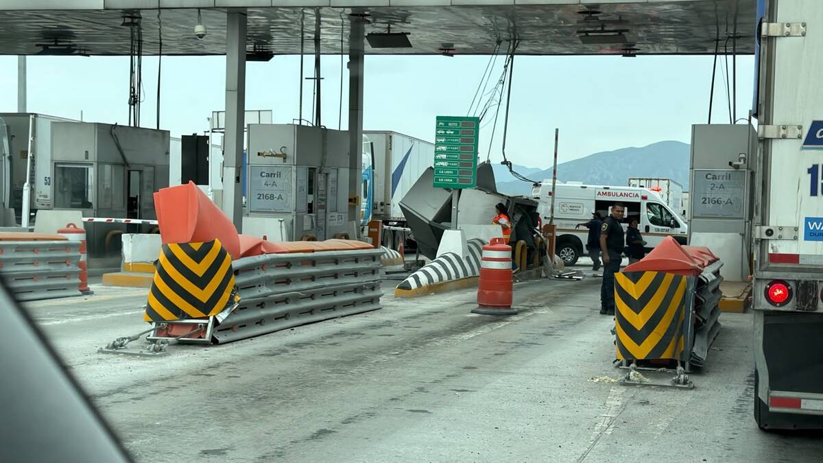 Derriba camión caseta en autopista Carbonera en Ramos Arizpe. | Foto: Especial.