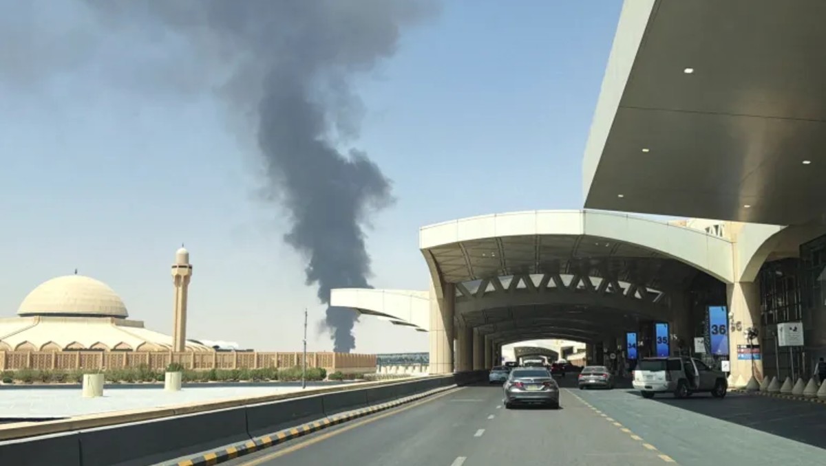 La embestida con misiles ocurrió en el Aeropuerto Internacional Rey Khalid de Riad | Foto: Reuters