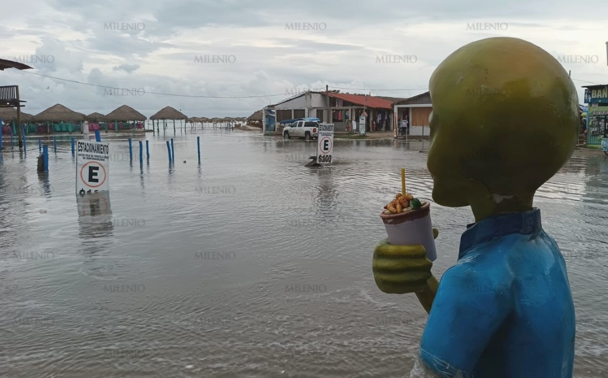 El fuerte oleaje alcanzó la zona de palapas y obligó a turistas a retirarse de playa Miramar. | Sergio Sánchez