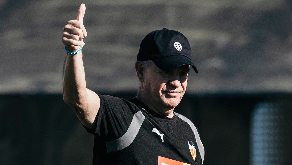 Javier Aguirre comenzará su camino a la salvación con el Valencia ante Racing de Santander (X @valenciacf)