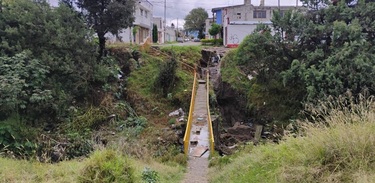 Ante los daños de esta infraestructura, un grupo de vecinos expuso que en la zona existen calles sin pavimentar y alumbrado deficiente.