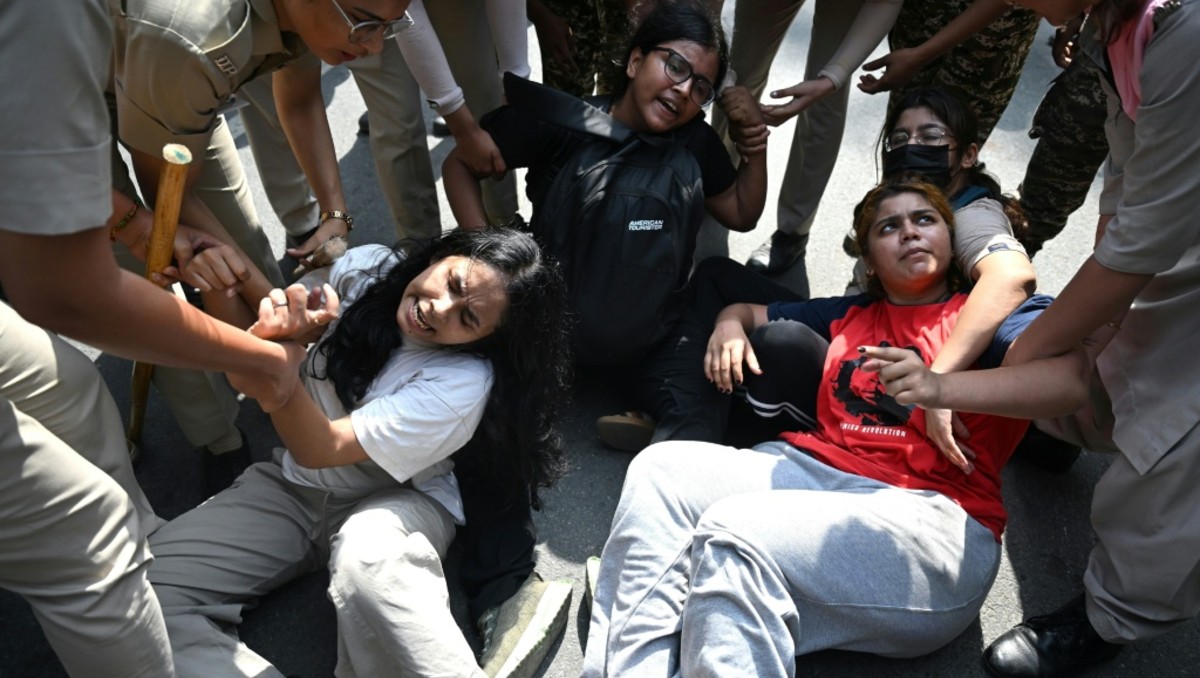 Policías indios someten a manifestantes durante las movilizaciones opositoras en Nueva Delhi. | Foto: AFP