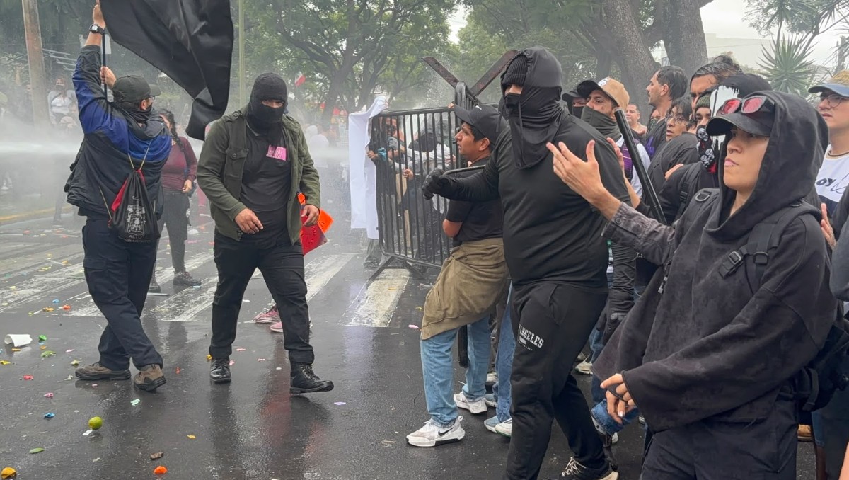 En Casa Jalisco se dio un enfrentamiento durante la protesta por el agua sucia en Guadalajara | Especial