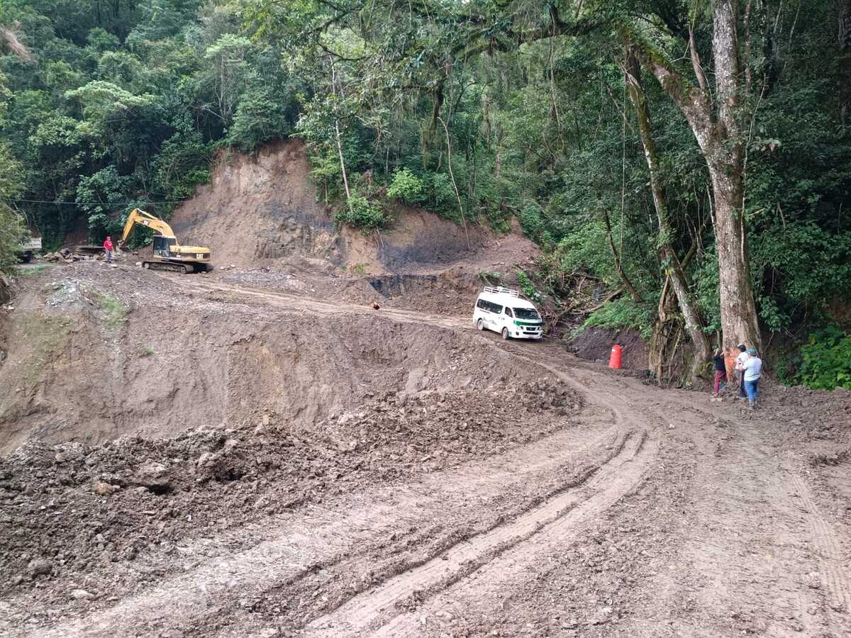 Continúa retiro de deslaves y rehabilitan caminos en municipios de Hidalgo tras las lluvias. (Cortesía)