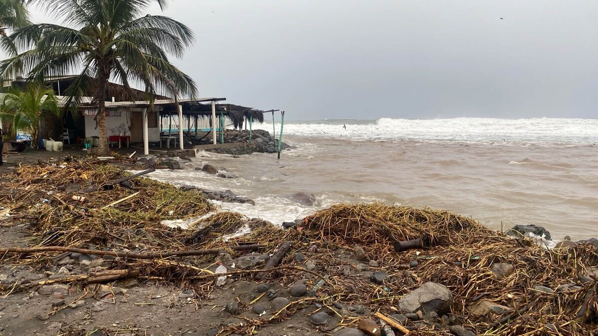 Huracán 'Simon' deja un muerto en Guerrero; prevén que toque tierra cerca de Mazatlán, Sinaloa