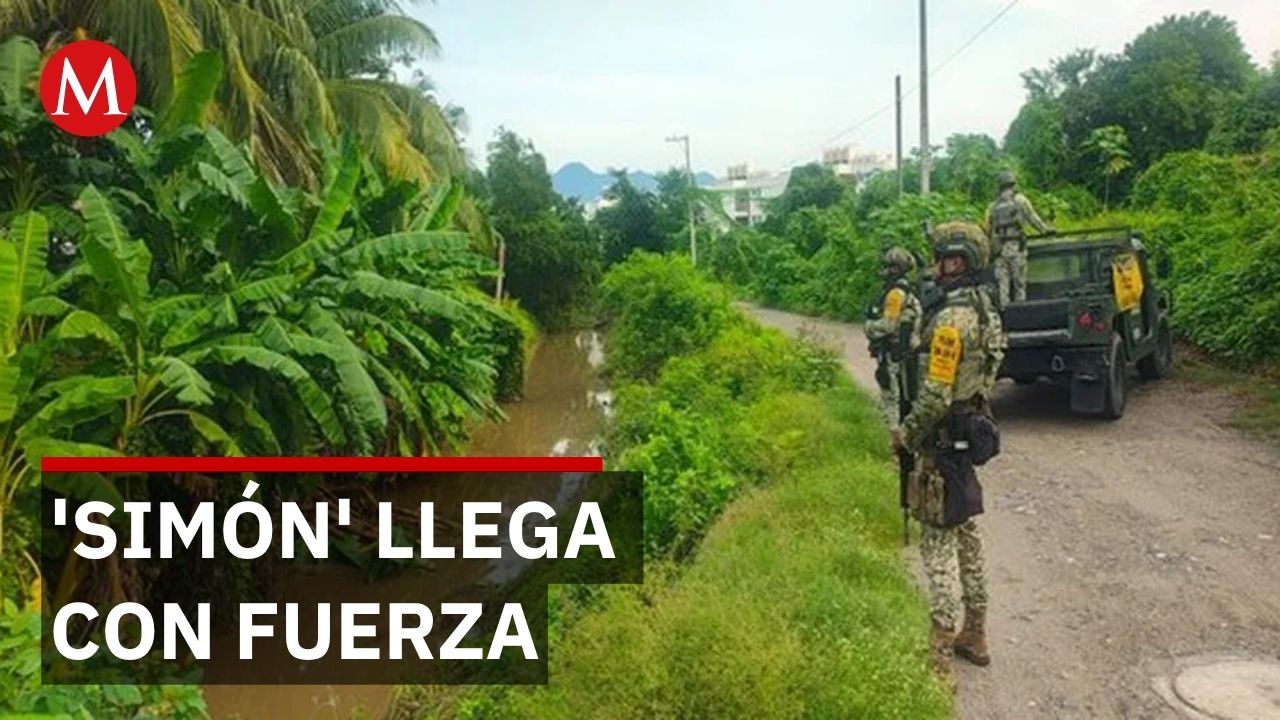 Huracán 'Simón' obliga a suspender actividades en Lázaro Cárdenas, Michoacán