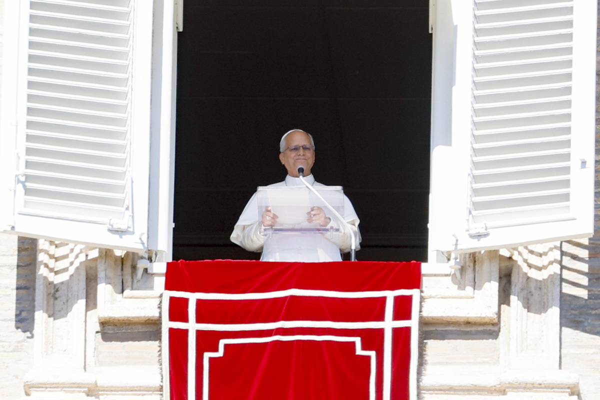 El papa León XIV dirige el rezo del Ángelus desde la ventana de su despacho con vistas a la plaza de San Pedro. | EFE
