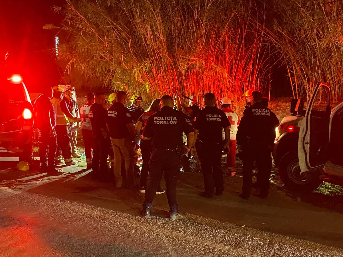 Rescatan a joven que cayó a un pozo de 11 metros en Torreón. | Policía milenio.