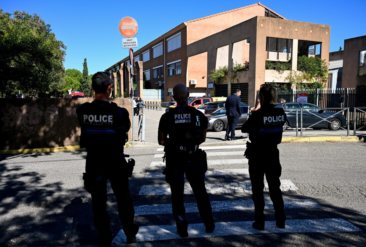 Estudiante ataca a director y una profesora con un arma en escuela de Francia