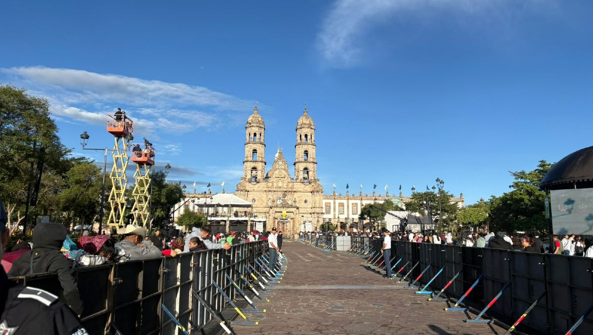 Cientos de fieles se dieron cita una vez más en el primer cuadro del municipio zapopano. (Fátima Briceño)