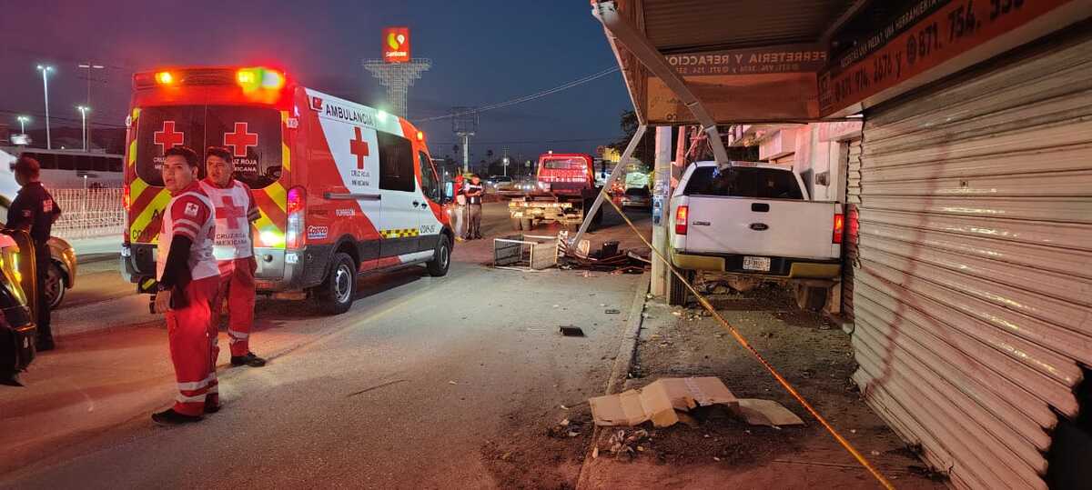 Conductor muere tras desvanecerse y chocar contra locales en Torreón.| Policía MILENIO.