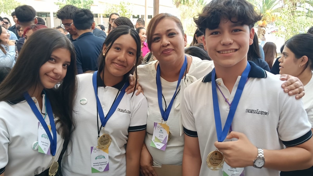 Daniel Hoyos, Natalia Hurtado y Evelyn Lara,  acompañados de su maestra Wendy Aguilera. Foto proporcionada por la fuente