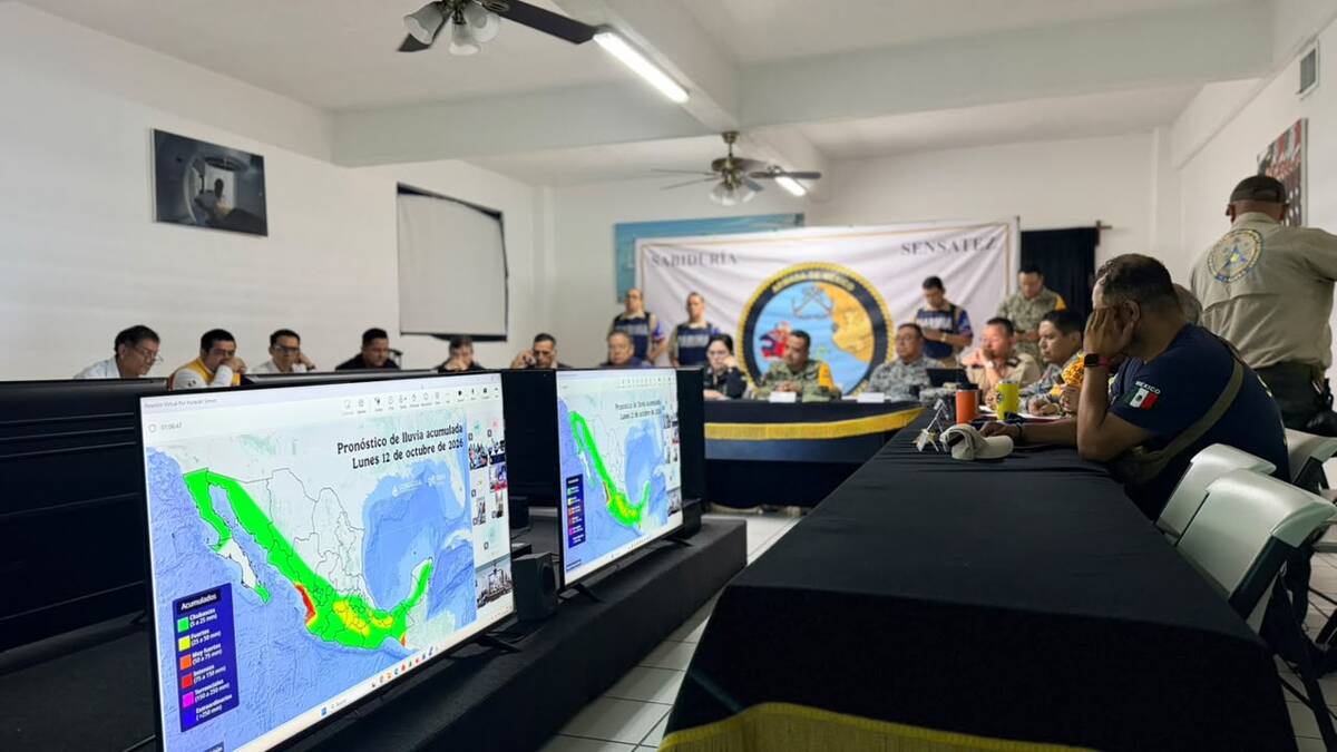 Elementos de la Marina monitorean las costas del Pacífico tras el paso del huracán Simón. | Foto: Especial