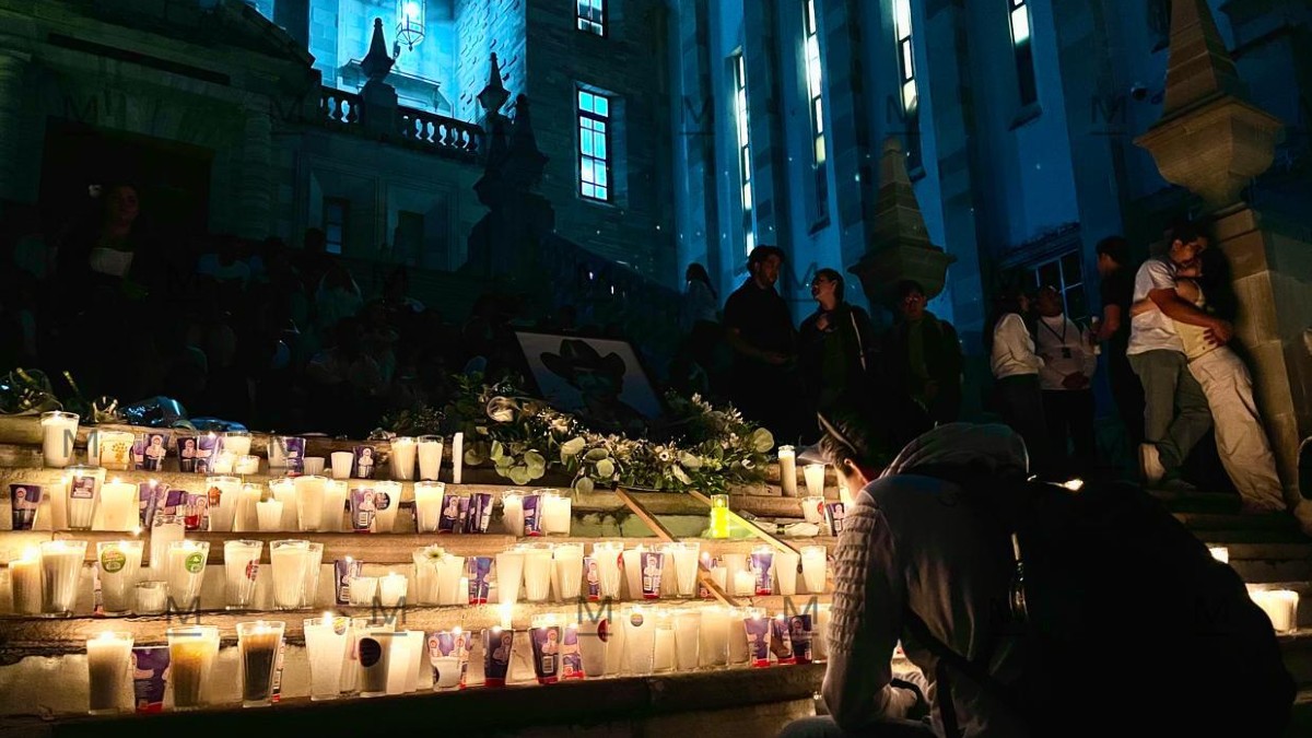 Estudiantes de la UG recuerdan a Joan Francisco en las escalinatas de la Universidad. | Susana Ramírez.