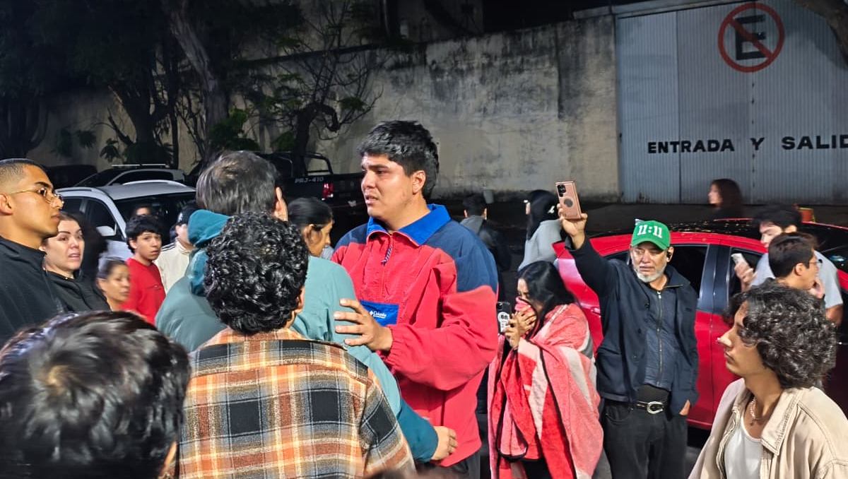 Familiares de algunos de los detenidos esperaban en las inmediaciones de la Fiscalía de Jalisco. (Vicente Torres Alfaro)