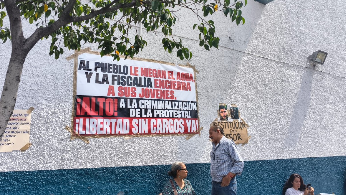 Familiares de los detenidos en la mega marcha permanecieron afuera de la Fiscalía de Jalisco (María José Camarena)