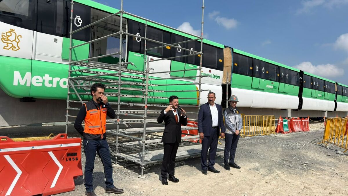 El gobernador Samuel García y directivos de Metrorrey inspeccionaron la llegada del sexto tren para el nuevo monorriel. | Víctor González