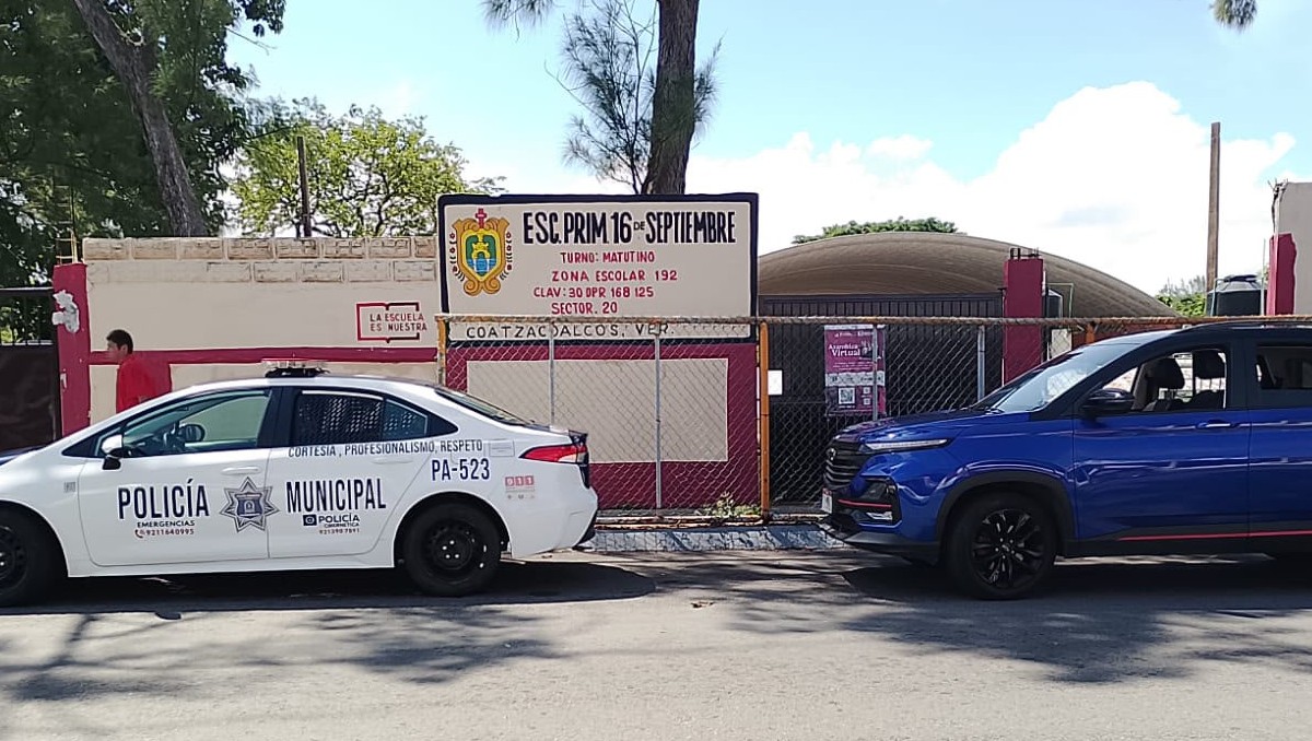 Hombre ingresa armado a escuela. | Foto: Especial