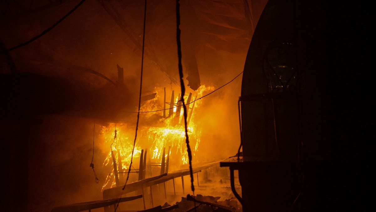 Incendio en el interior del mercado Le marche des Enfants Rouges en el centro de París. | AFP