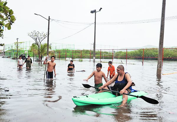 Inundaciones en Manzanillo y medidas de protección en Puerto Vallarta. Reuters y AFP