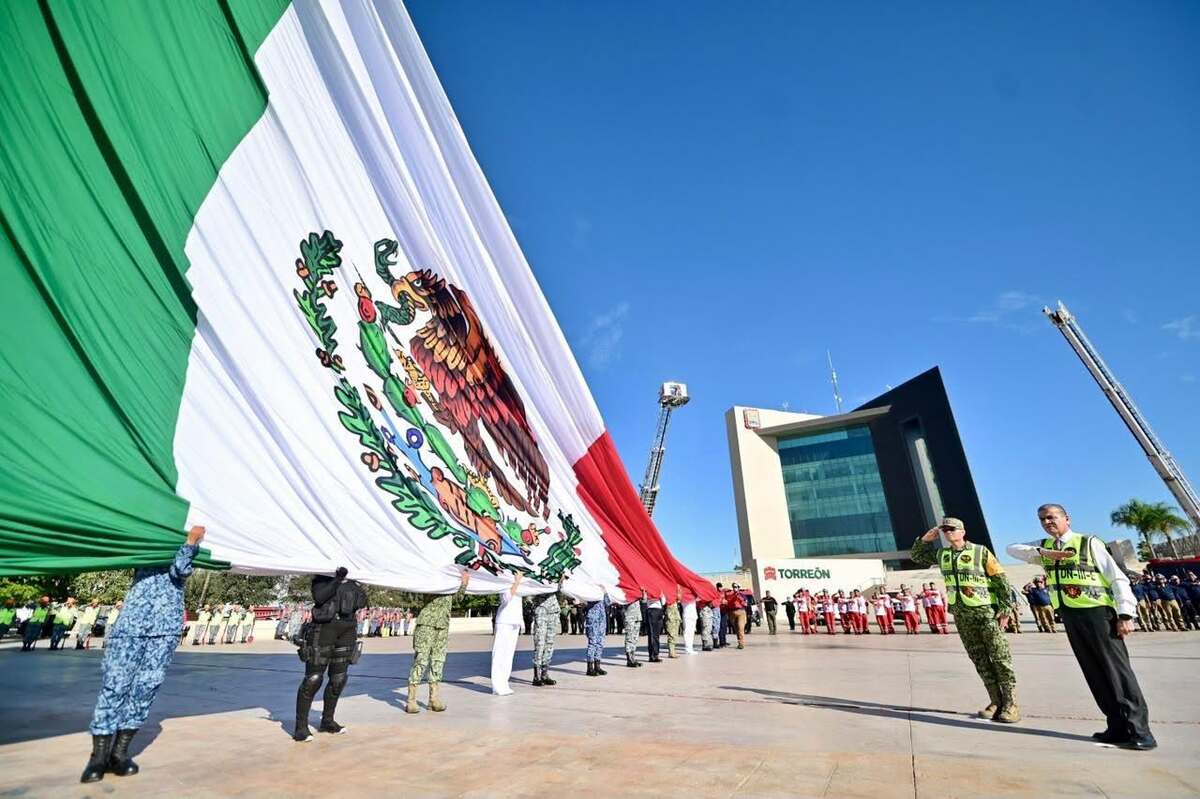 Izamiento de bandera en Plaza Mayor de Torreón. | Foto: Facebook Miguel Angel Riquelme Solis