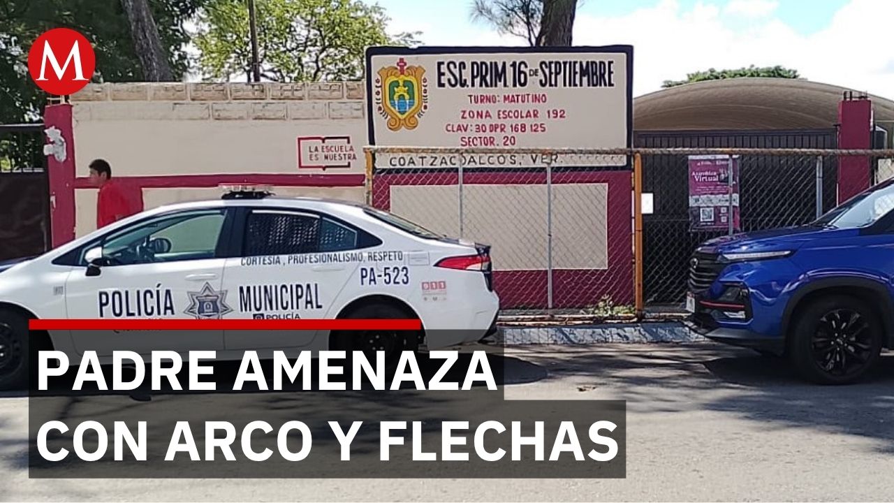 Padre de familia con arco y flecha amenaza a maestros en primaria de Veracruz