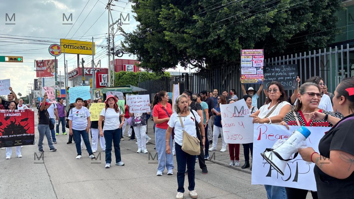 Personal del Instituto Mexicano del Seguro Social en manifestación en bulevar López Mateos.