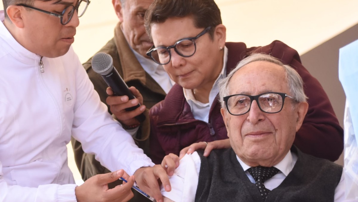 El secretario de Salud del Gobierno de México, David Kershenobich, encabezó el arranque de la Campaña Nacional de Vacunación.| Foto: Especial