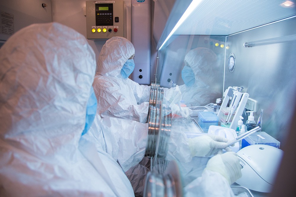 Trabajadores en el laboratorio del Instituto de Investigación Antipeste de Siberia y Lejano Oriente, de Irkutsk. (AP)