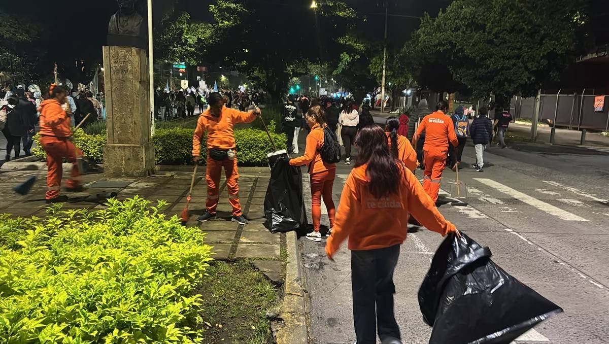 Alrededor de 400 trabajadores de servicios municipales se encargaron de la limpieza. (Cortesía)