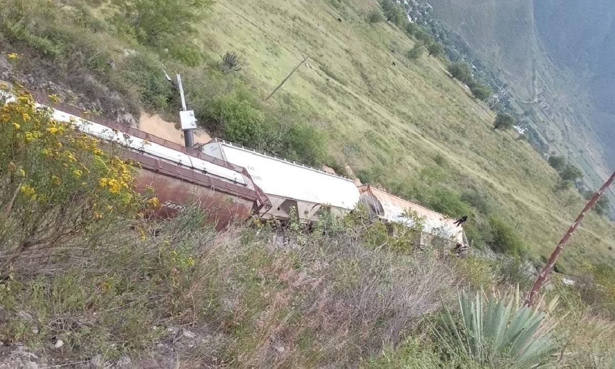 Un tren granelero descarriló en el tramo El Mezquite-Tecamalucan, en Acultzingo, veracruz.| Foto: Especial