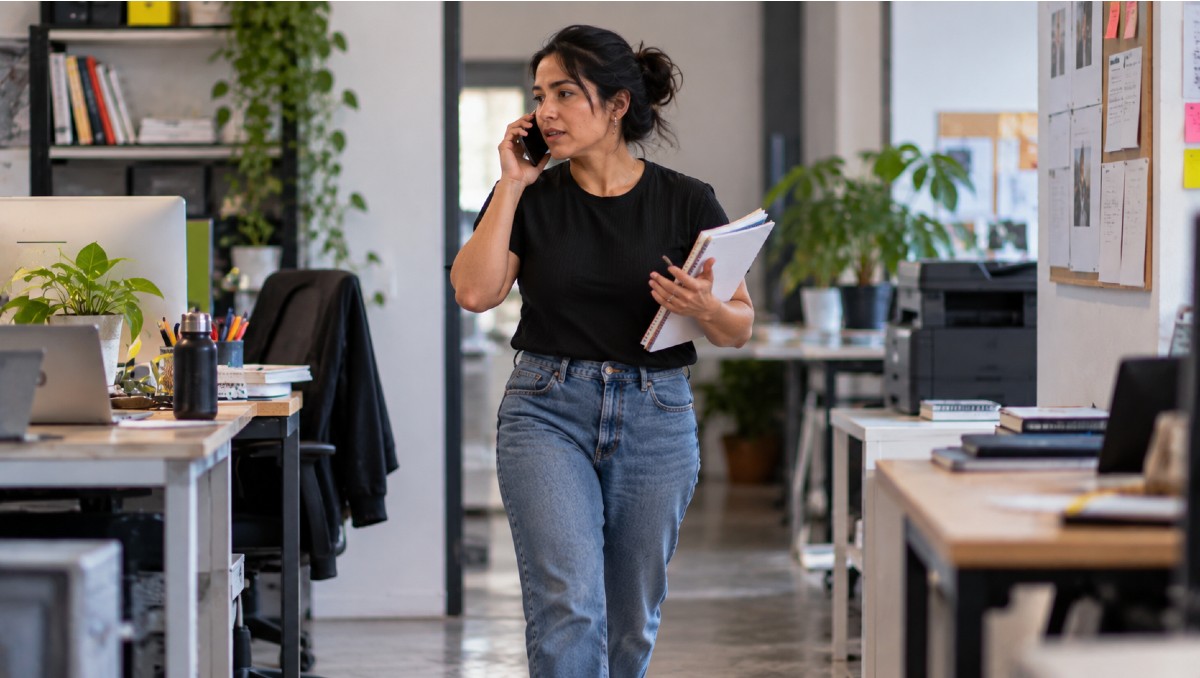 ¿Por qué caminas al hablar por teléfono? La psicología lo explica | IA DISCOVER