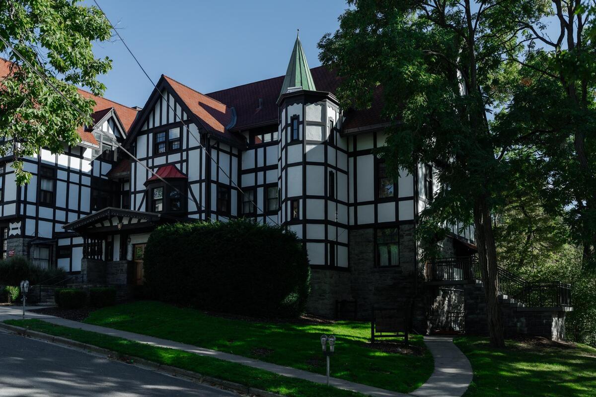 La casa de la fraternidad Chi Phi, ahora cerrada, fotografiada durante una protesta contra la gestión de la Universidad de Cornell. | EFE