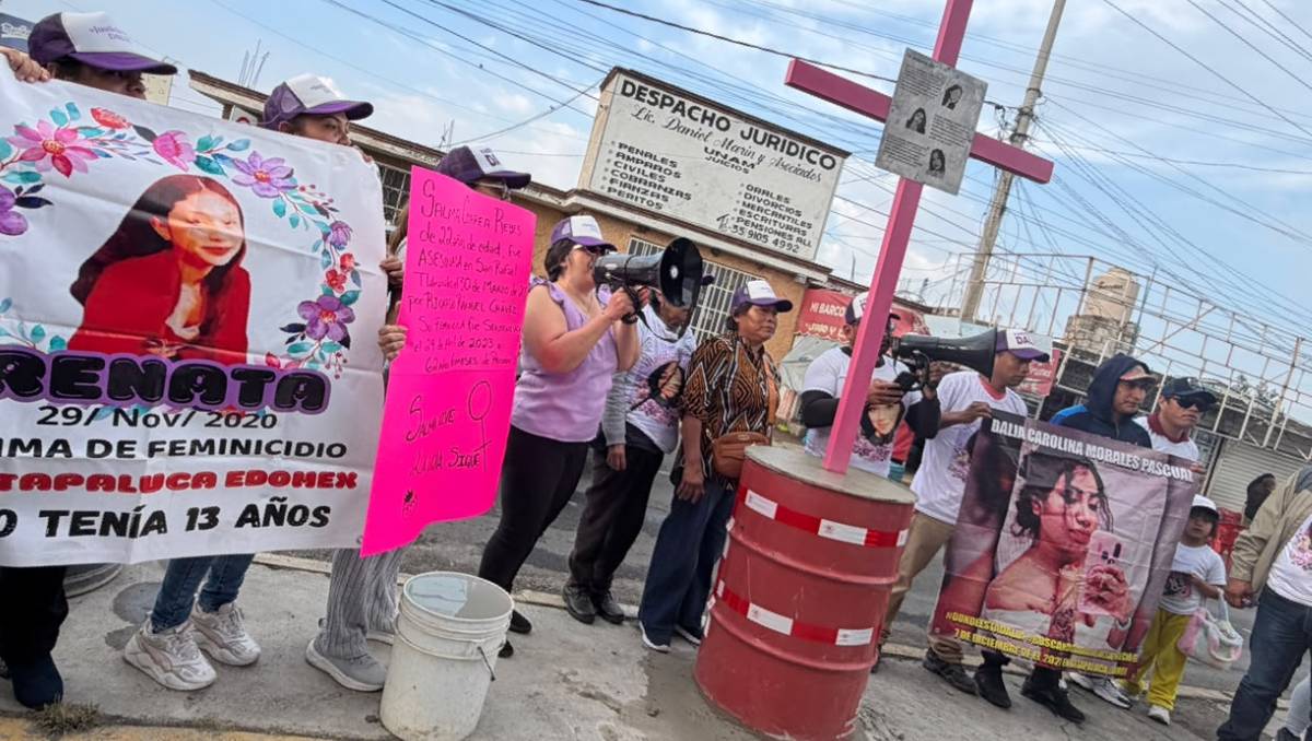 Colectivos y familiares colocaron una antimonumenta en Huitzilzingo, Chalco, para visibilizar feminicidios y desapariciones. | Foto: Zuleyma García