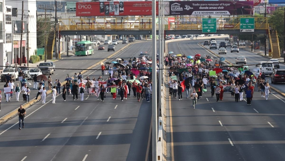 El contingente bloqueó ambos sentidos de la avenida Gonzalitos. Foto: Luis Guerra