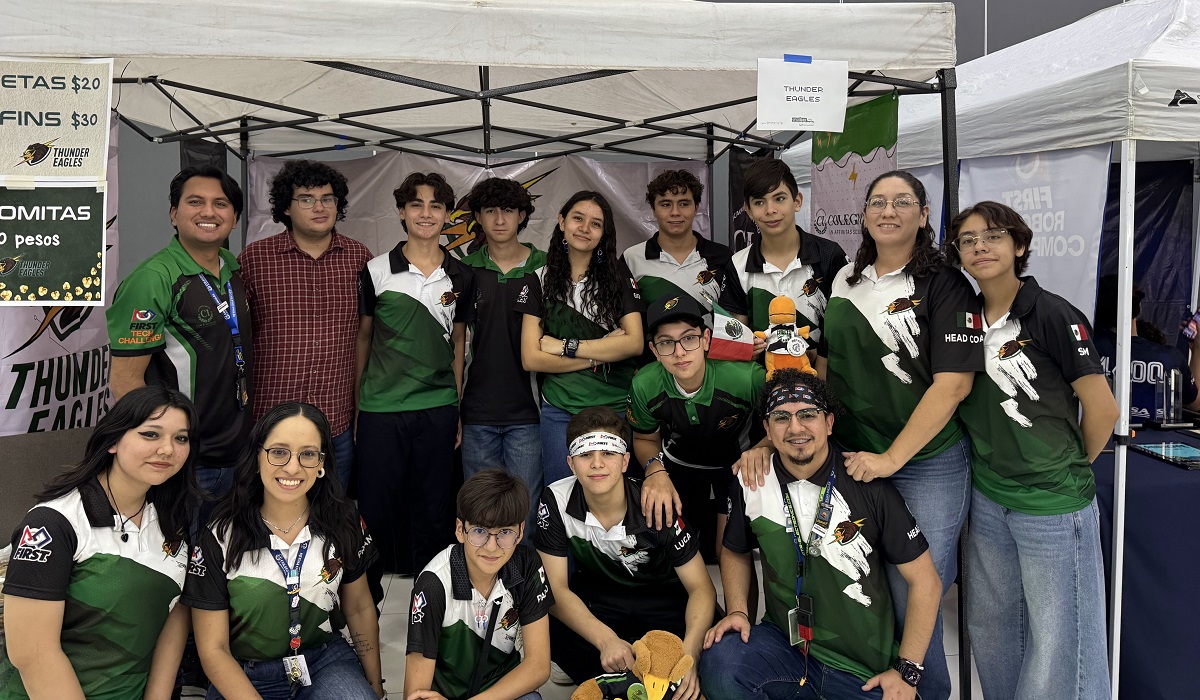 Equipo de robótica Thunder Eagles y mentores. (fotografía proporcionada por la fuente)