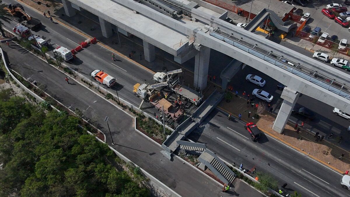 La estructura del puente peatonal quedó atravesada sobre los carriles exprés de la avenida Constitución tras el impacto. | Jorge López